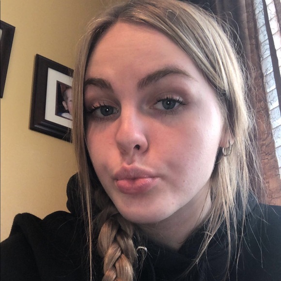Profile Picture of Makayla Phillips (@makaylaaa1120) on Poshmark