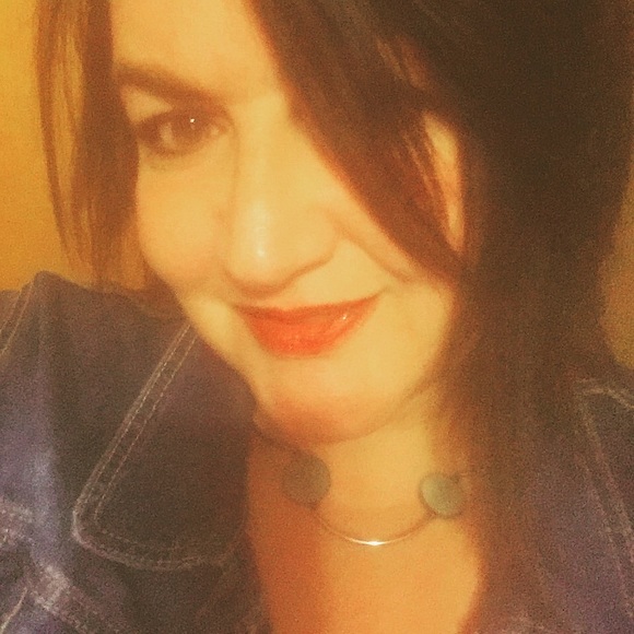 Profile Picture of Kerri Dixon (@kdixn) on Poshmark