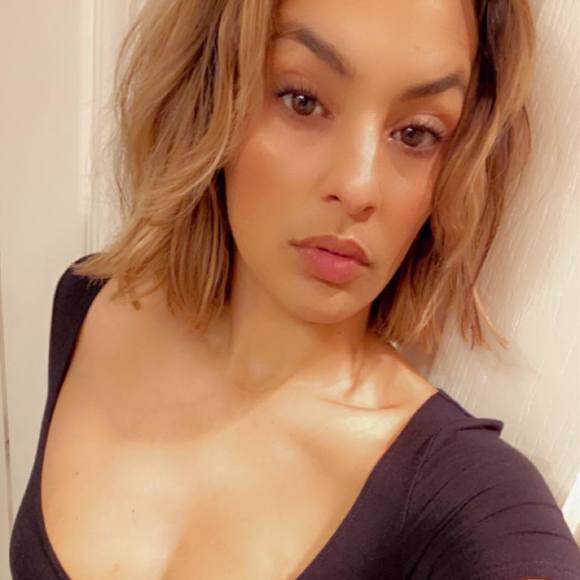 Profile Picture of Savannah Kim (@skshopping) on Poshmark