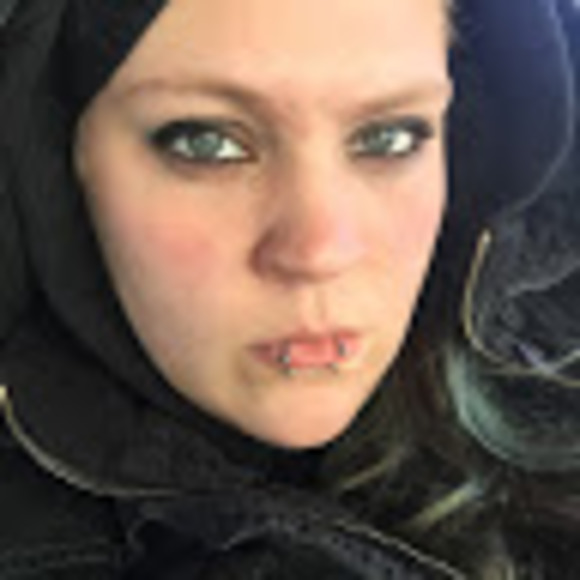 Profile Picture of Allison Hamm (@sunevdalea) on Poshmark