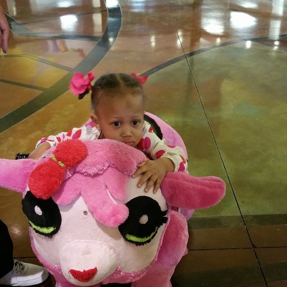 Profile Picture of Niomi Milson (@niomi1021) on Poshmark