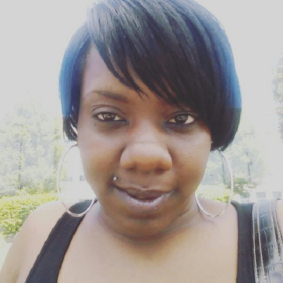 Profile Picture of Renee Lamar (@msreneerenee) on Poshmark