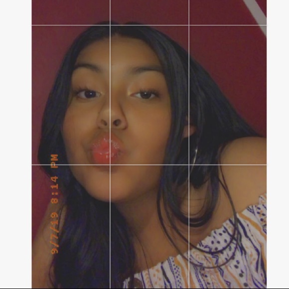 Profile Picture of Silvia Perez (@silviaperez536) on Poshmark