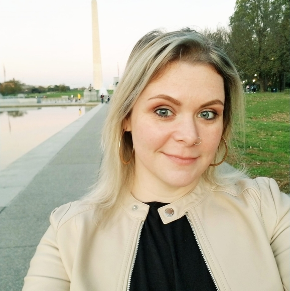 Profile Picture of Amanda Mignault (@amanda_m_lover) on Poshmark