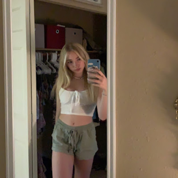 Profile Picture of Avary Widmark (@avarywidmark) on Poshmark
