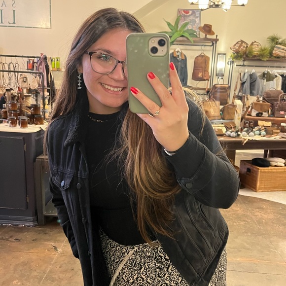 Profile Picture of Ariana Marcantel (@ariananm14) on Poshmark