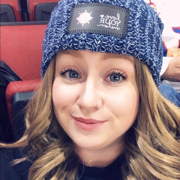 Profile Picture of Annie Connell (@xopiinkiieox) on Poshmark