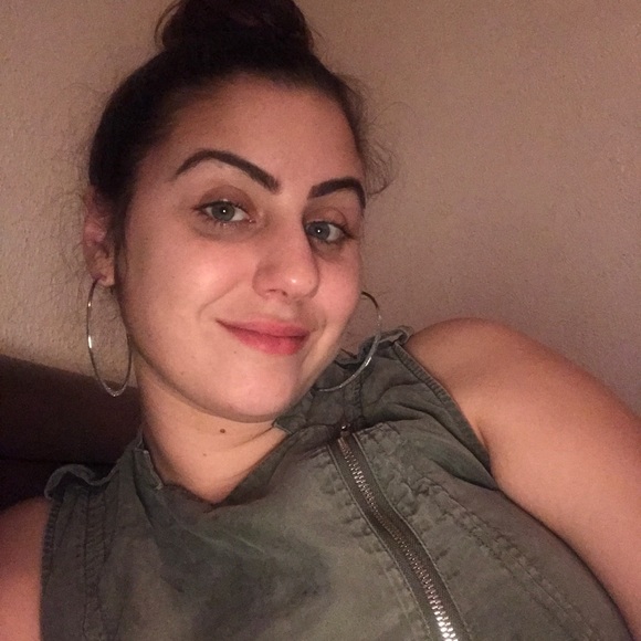 Profile Picture of Alexis Mccloskey (@lexo89) on Poshmark