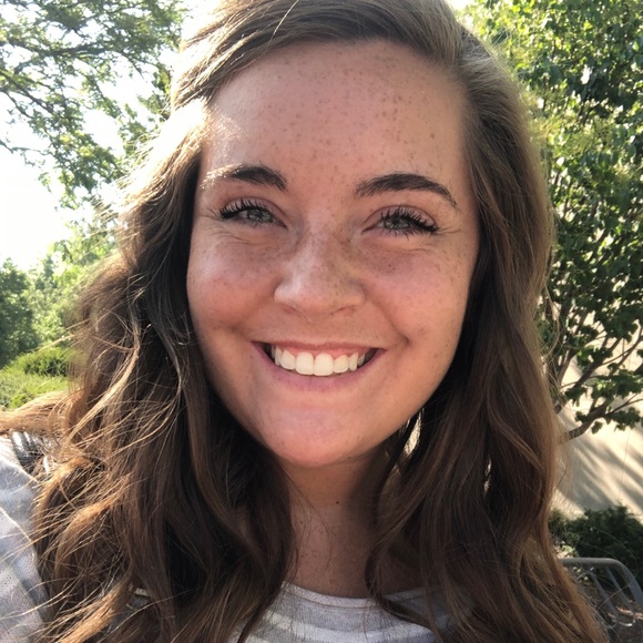 Profile Picture of Shelbi Grommon (@shelbigrommon) on Poshmark