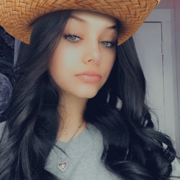 Profile Picture of Allyson Etteldorf (@aetteldorf) on Poshmark