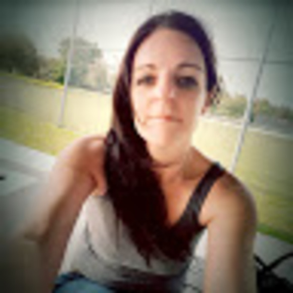 Profile Picture of Michelle Hooey (@michelle_hooey) on Poshmark