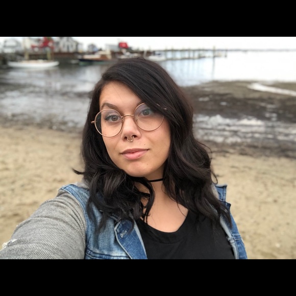 Profile Picture of Ashley Dimento (@ashleydimento) on Poshmark