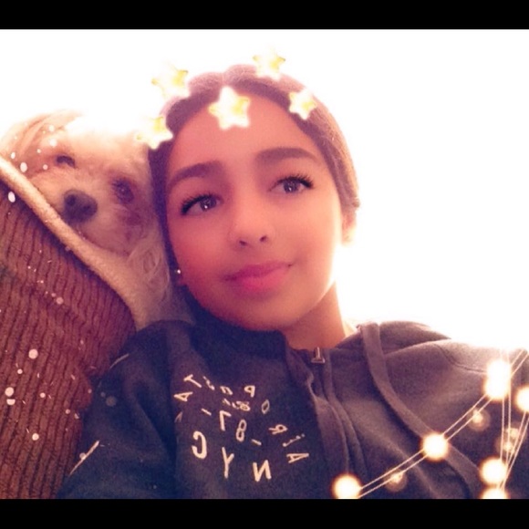 Profile Picture of Elle Garibaldo (@eleali__) on Poshmark