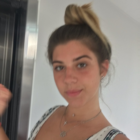 Profile Picture of Giovanna Cupello (@murilaum) on Poshmark