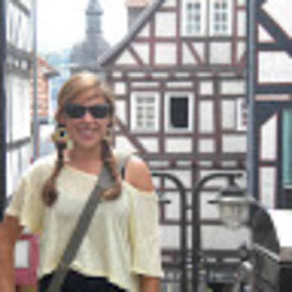 Profile Picture of Giovanna Vruwink (@evruwink) on Poshmark