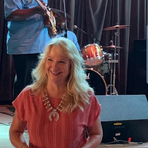 Profile Picture of Lindsay Leinweber (@lindsaylein) on Poshmark