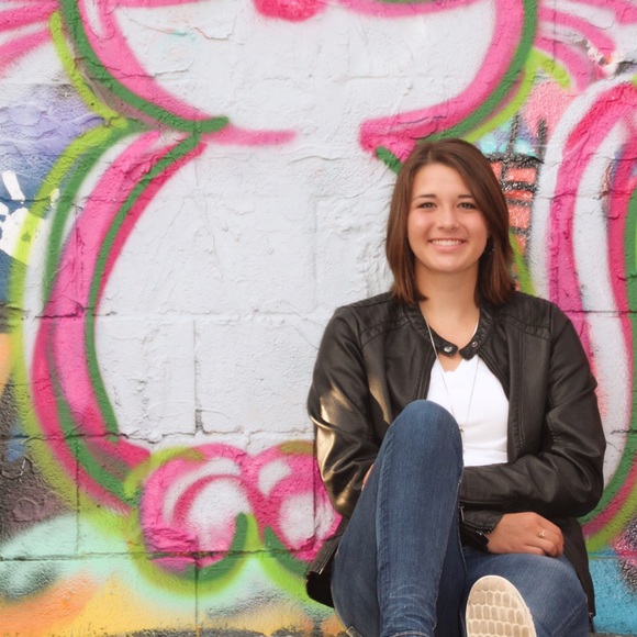 Profile Picture of Leah Glovich (@leahglovich) on Poshmark