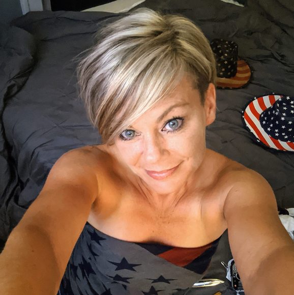 Profile Picture of Denay Schatzer (@denaydschatzer) on Poshmark