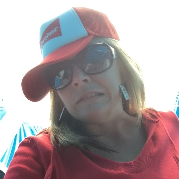 Profile Picture of Leah Hubert (@lhubert8) on Poshmark