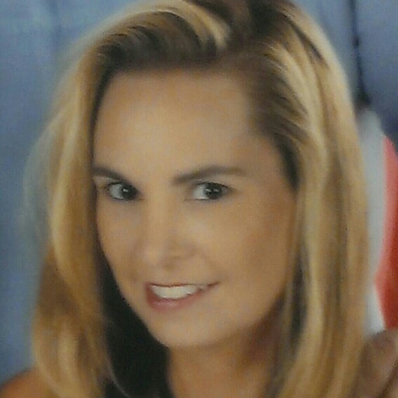 Profile Picture of Danielle Jeter (@luv2lbsu) on Poshmark