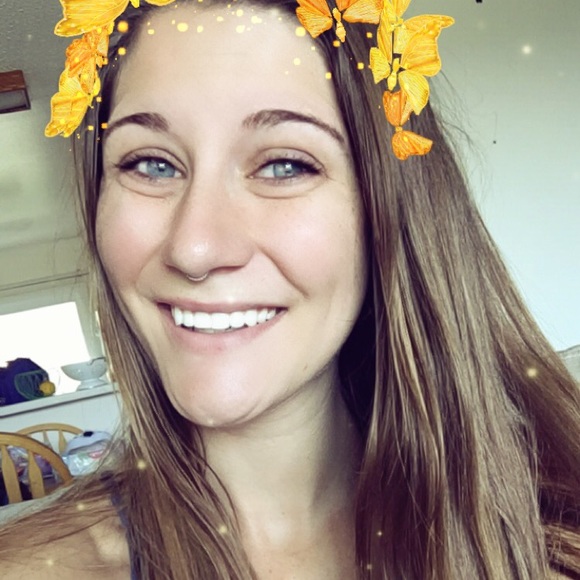 Francesca Powers - Poshmark Profile Picture of Francesca Powers (@francescapowers) on Poshmark