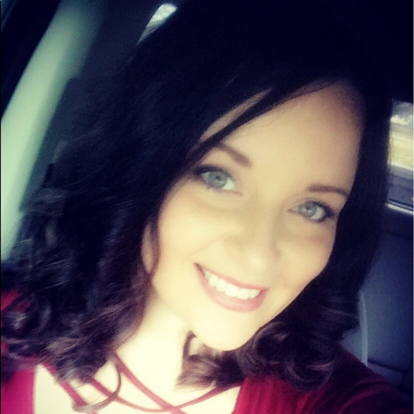 Profile Picture of Anja Teters (@anjanicole71) on Poshmark