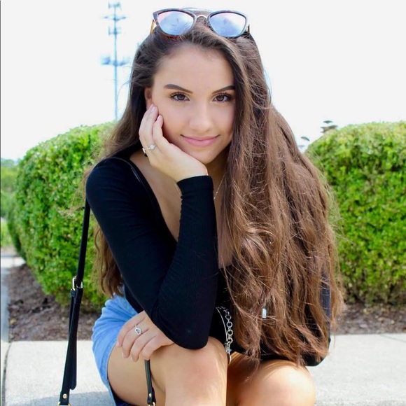 Profile Picture of Elissa Gralewski (@elissag333) on Poshmark