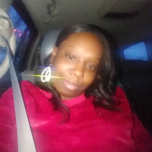 Profile Picture of Akia Mitchell (@mitchellakia25) on Poshmark