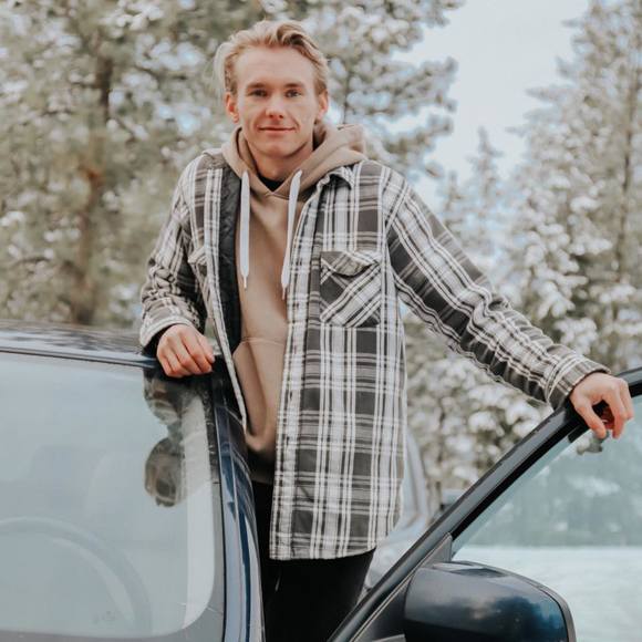 Profile Picture of Daniel Karasyov (@dange36) on Poshmark