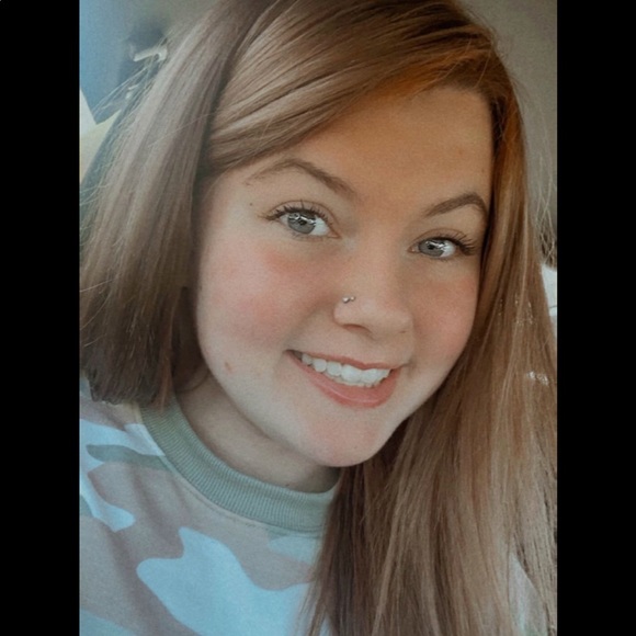 Profile Picture of Veronica Thornton (@ronithornton4) on Poshmark