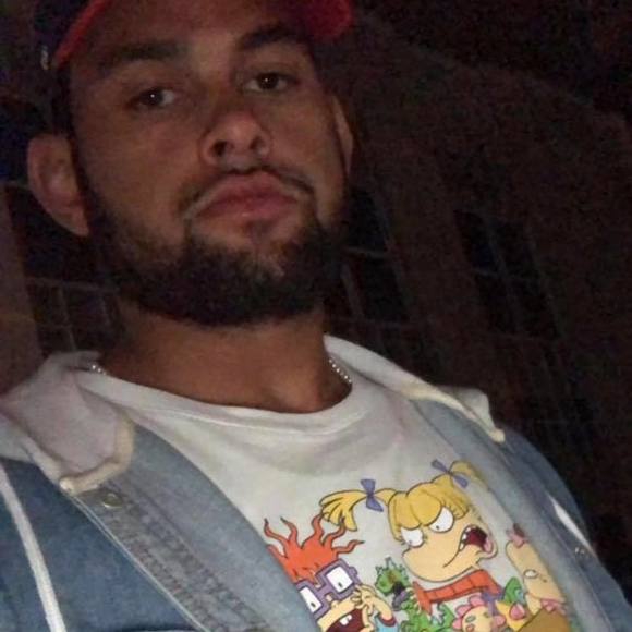 Profile Picture of Garrett Damon (@garrettd18) on Poshmark