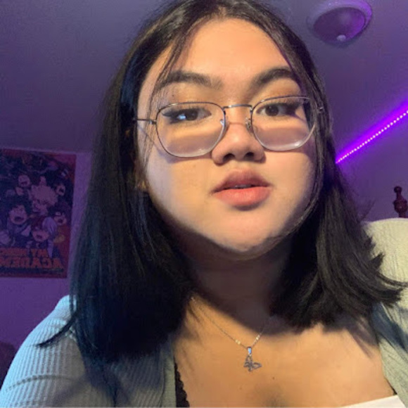 Profile Picture of Nicole Rellosa (@nicolerellosa) on Poshmark