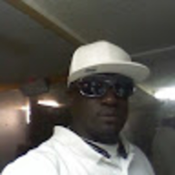 Profile Picture of George Gibson (@kinggeorge5274) on Poshmark