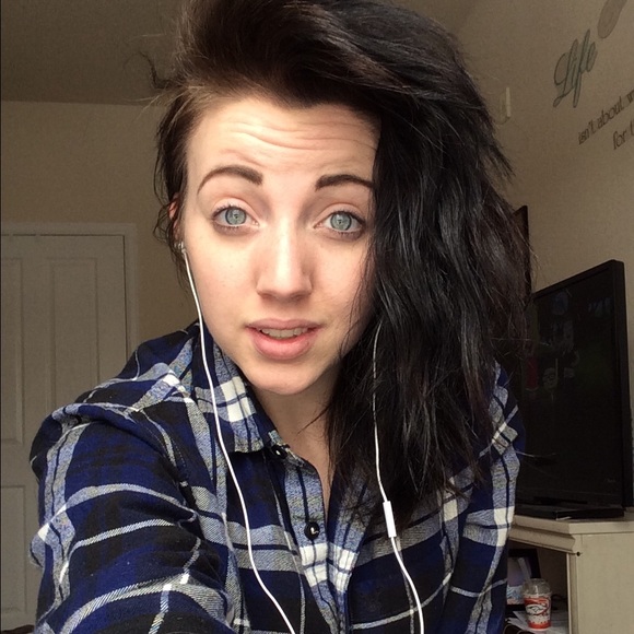 Profile Picture of Haley Richards (@milehighhallhay) on Poshmark