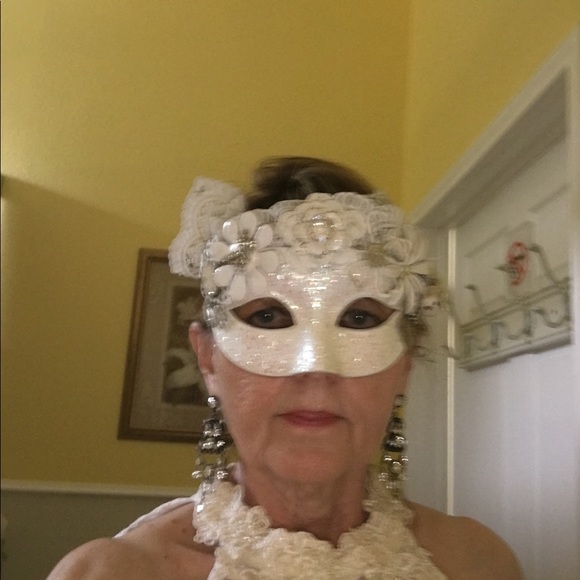 Profile Picture of Carol Ray (@gammaray1951) on Poshmark