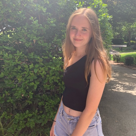 Profile Picture of Emily Nestor (@_emilyn101) on Poshmark