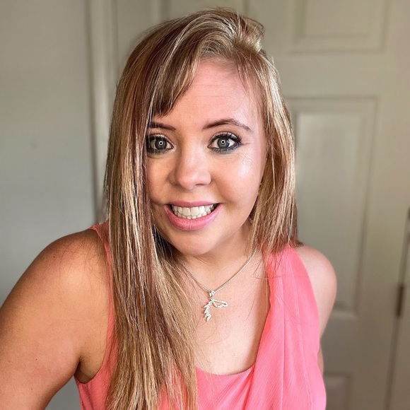 Profile Picture of April Bradshaw (@aprilbradsha870) on Poshmark