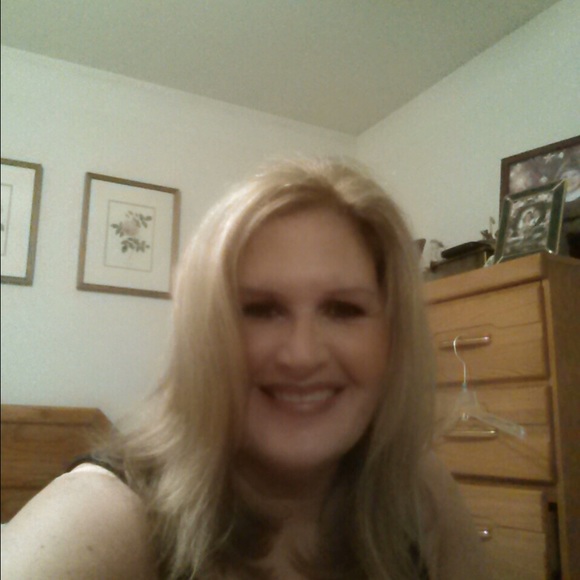 Profile Picture of Carolyn Meskos (@suzzy52) on Poshmark