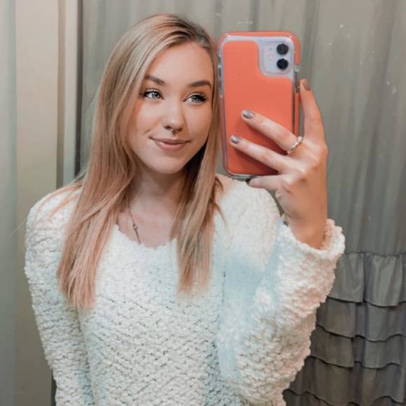 Profile Picture of Katelyn Vaughan (@katelynbvaughan) on Poshmark