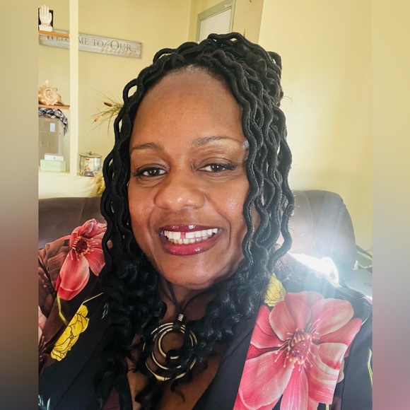 Profile Picture of Oleda Sinkler (@oledasinkler) on Poshmark