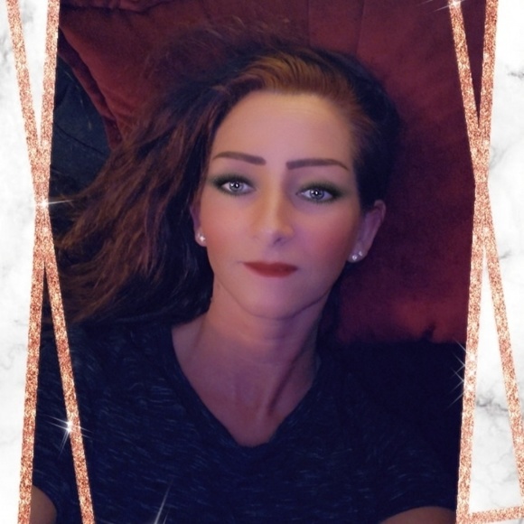 Profile Picture of Stefanie Gibbs (@stefaniegibbs) on Poshmark