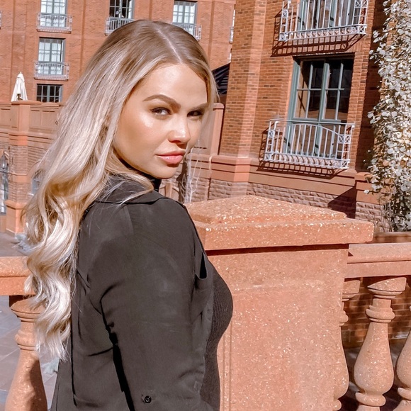 Profile Picture of Lauren Langfield (@lnmarkle) on Poshmark