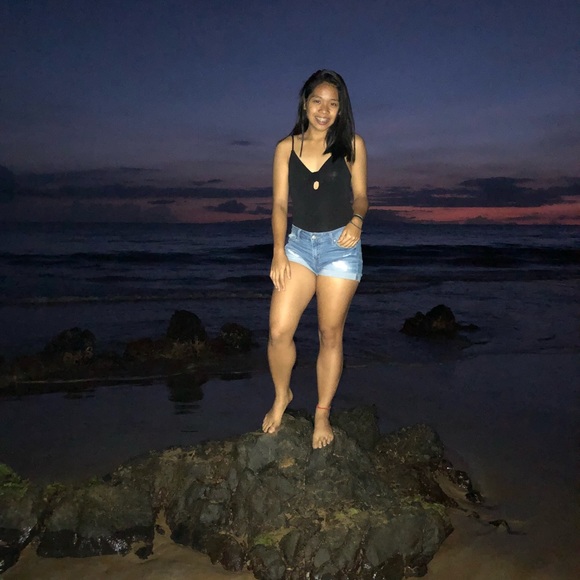 Profile Picture of Roxanne Ligot (@roxanneligot) on Poshmark