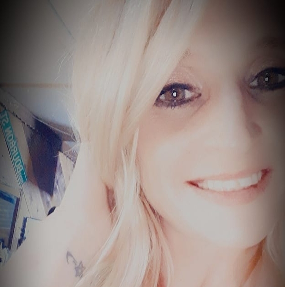 Profile Picture of Dana Bray (@danaml87) on Poshmark