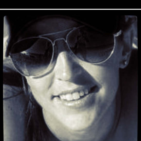 Profile Picture of Ande Mellington (@amellington) on Poshmark