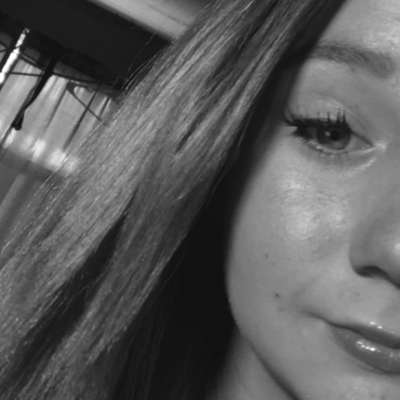 Profile Picture of Taylor Baxter (@tbaxt867) on Poshmark