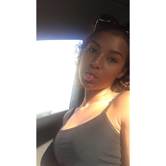 Profile Picture of Kiayla Stakelin (@kiaylaa1) on Poshmark