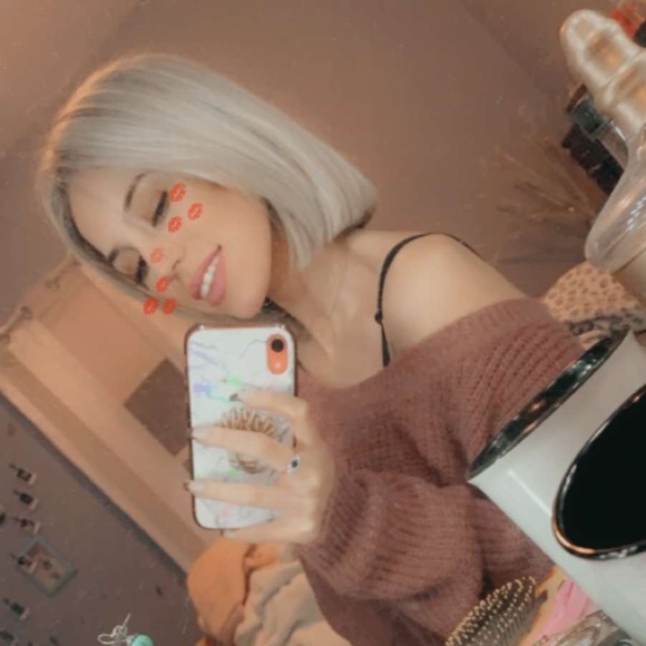 Profile Picture of Rolanna Burtamekh (@wowitsrolanna) on Poshmark