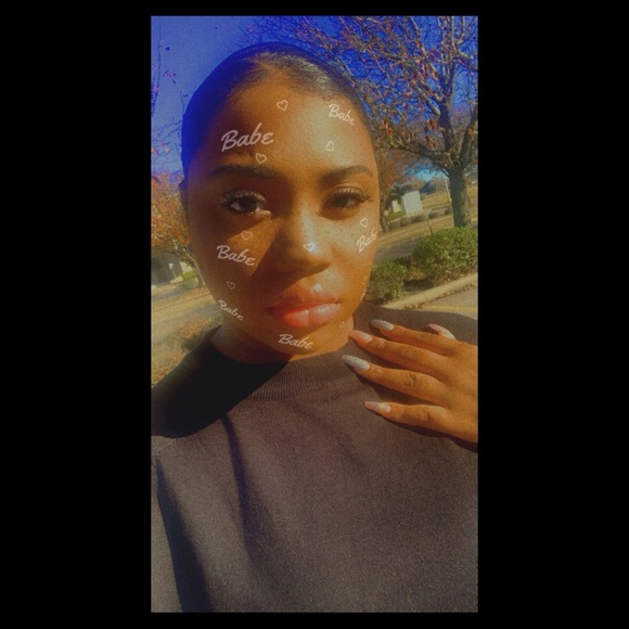 Profile Picture of Candice Garrett (@candicegarre576) on Poshmark