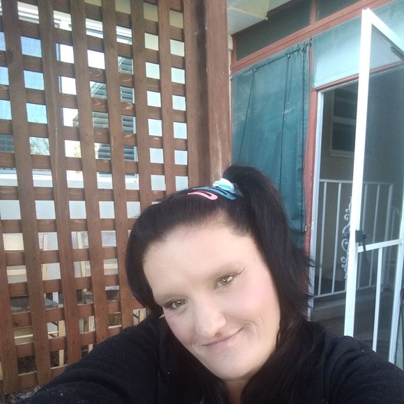 Profile Picture of Melissa Howard (@melissahowar325) on Poshmark